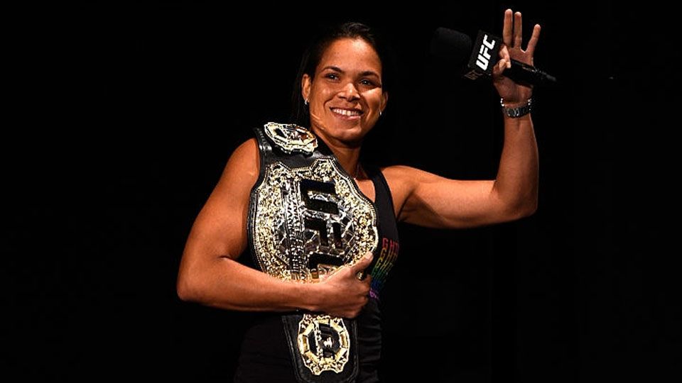 Petarung Mixed Martial Arts (MMA) wanita, Amanda Nunes, berhasil mempertahankan sabuk gelar juara featherweight di UFC 250, Minggu (07/06/20). Copyright: © Jeff Bottari/Zuffa LLC/Zuffa LLC via Getty Images